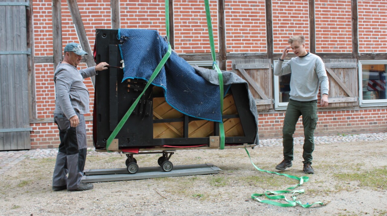 Anlieferung des restaurierten Flügels in einzelnen Segmenten.