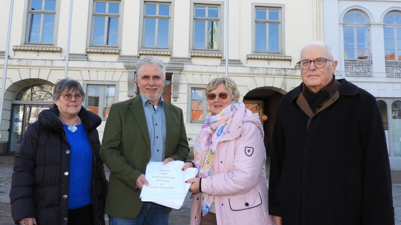 Mehr als 2000 Eutiner und Freunde der Eutiner Festspiele unterstützen die Petition des Fördervereins der Eutiner Festspiele.